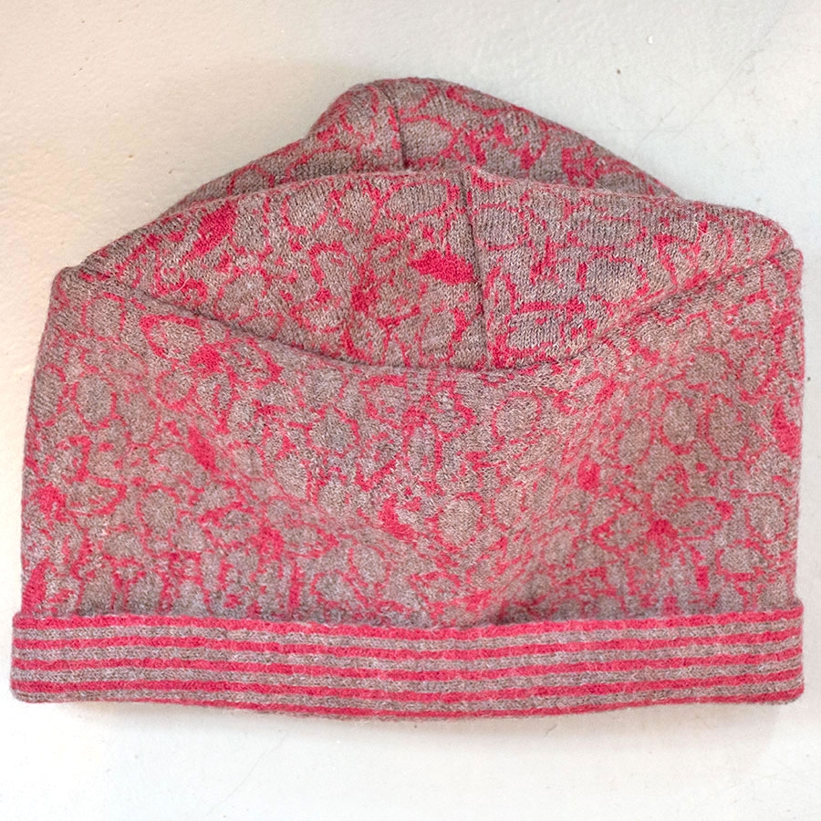 mütze-merino-schurwolle-bordeaux-braun-blumenmuster-dekor-streifenrand